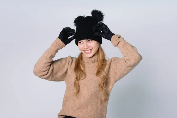 Isolato Sfondo Bianco Ragazza Con Sorriso Raddrizza Cappello Guarda Lato — Foto Stock