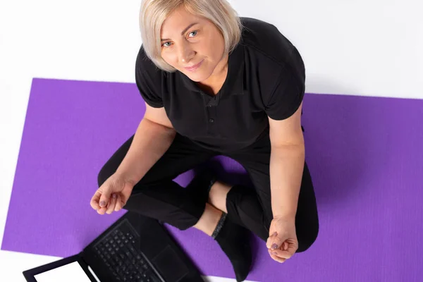 Senior Mulher Senta Chão Frente Laptop Olha Para Câmera Foto — Fotografia de Stock