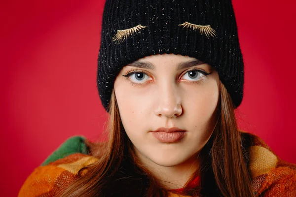 Retrato Uma Menina Olhos Azuis Séria Olhando Para Câmera Fundo — Fotografia de Stock