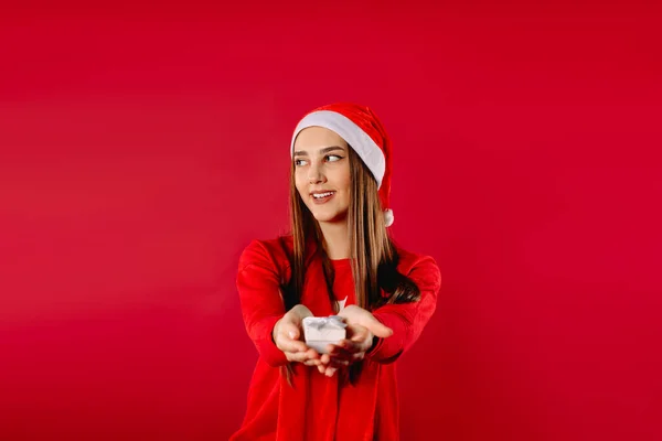 Noel Baba Şapkalı Kız Elinde Küçük Bir Kutu Tutuyor Saate — Stok fotoğraf