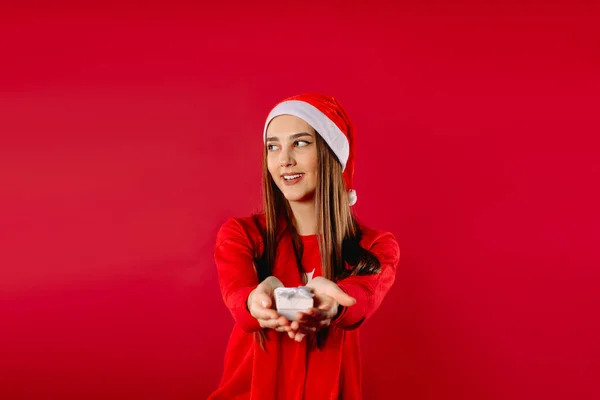 Fille Chapeau Père Noël Tend Une Petite Boîte Regarde Montre — Photo