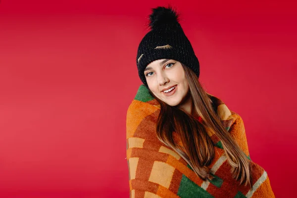 Menina Feliz Chapéu Inverno Envolto Uma Planície Quente Posando Conceito — Fotografia de Stock