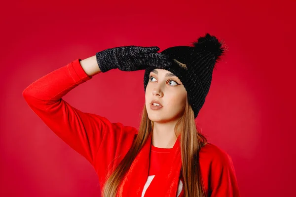 Menina Olha Para Cima Com Olhar Atencioso Isolado Num Fundo — Fotografia de Stock