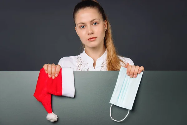 Une Fille Sérieuse Avec Masque Médical Chapeau Père Noël Fond — Photo