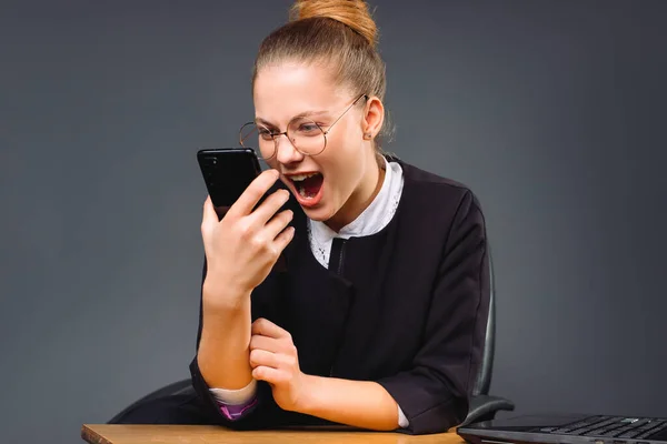 Молодая Серьезная Женщина Босс Нервно Кричащая Телефон Серый Фон Высокое — стоковое фото