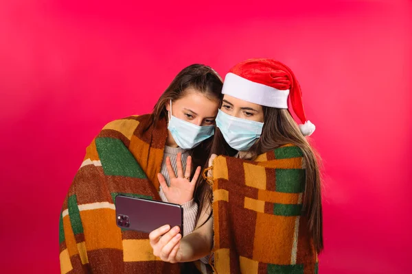 Meninas Máscaras Médicas Comunicar Vídeo Online Conceitos Quarentena Natal Foto — Fotografia de Stock