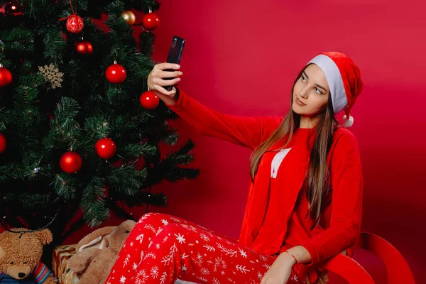 Une Fille Sur Traîneau Maison Près Arbre Fait Selfie Concept — Photo