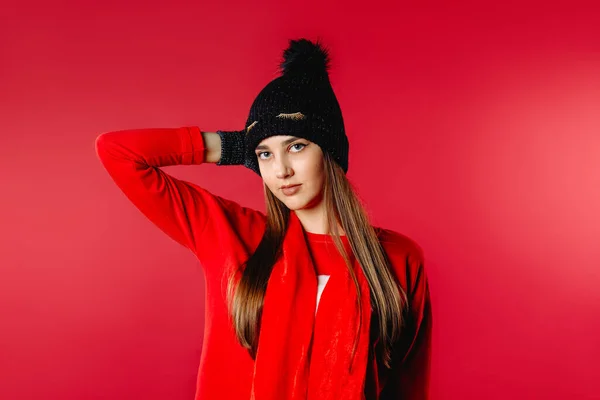 Ragazza Carina Posa Uno Sfondo Rosso Cappello Invernale Guanti Foto — Foto Stock