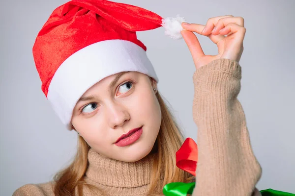 Beyaz Arka Planda Noel Baba Şapkalı Şirin Bir Kız Portresi — Stok fotoğraf