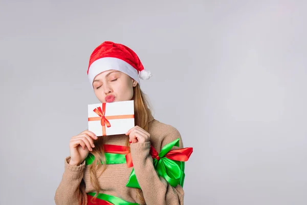 Kız Bir Hediye Zarfı Tutuyor Noel Baba Şapkası Takıyor Boş — Stok fotoğraf