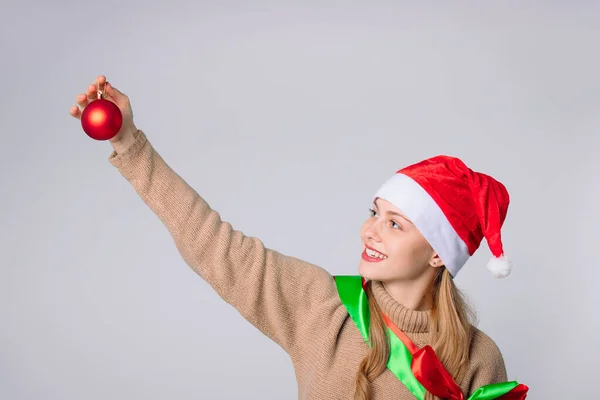 Şirin Bir Kız Çarpık Elinde Bir Noel Ağacı Oyuncağı Tutuyor — Stok fotoğraf