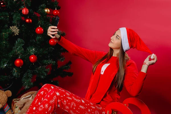 Uma Menina Chapéu Papai Noel Faz Uma Selfie Trenó Casa — Fotografia de Stock