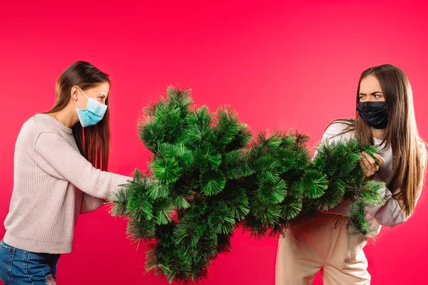 Meninas Máscaras Médicas Estão Preparando Uma Árvore Natal Para Férias — Fotografia de Stock