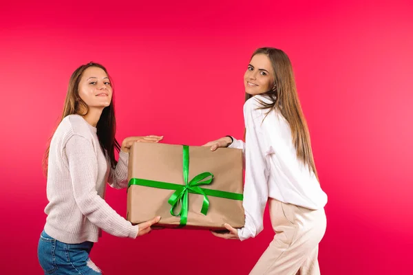 Красивые Девушки Позируют Большой Подарочной Коробкой Розовом Фоне Концепция Праздника — стоковое фото