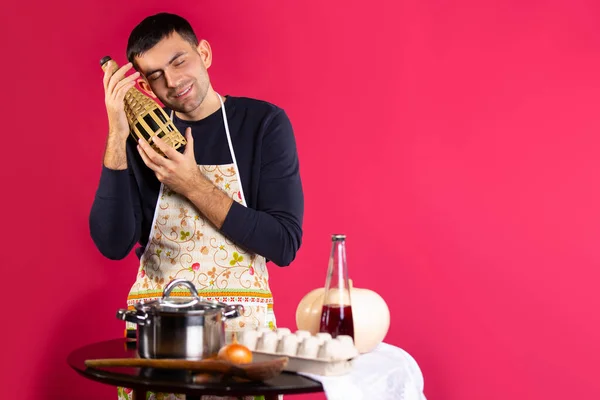 Bom Homem Preparou Jantar Escolheu Uma Bebida Para Prato Conceito — Fotografia de Stock