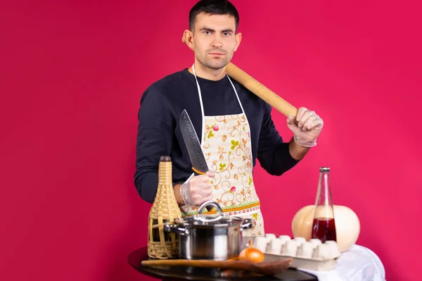 Homem Prepara Comida Casa Cozinha Com Uma Faca Rolo Foto — Fotografia de Stock