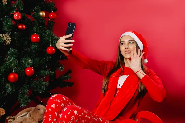 Menina Sorri Agita Mão Comunica Comunicação Por Vídeo Através Telefone — Fotografia de Stock