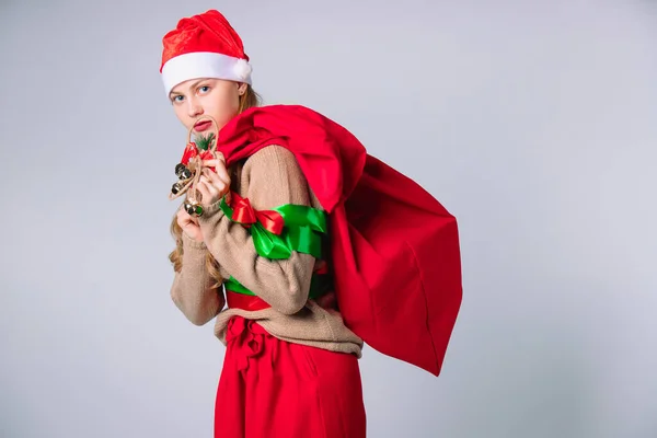 Santa Claus Mujer Con Bolsa Regalo Sobre Fondo Blanco Con — Foto de Stock