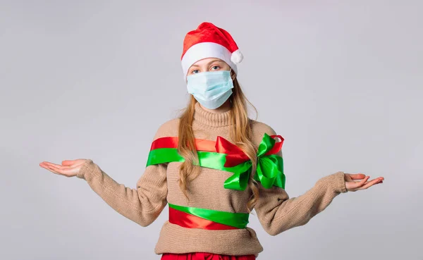 Noel Baba Kız Kollarını Bayram Reklamları Için Yana Açmış Tıbbi — Stok fotoğraf