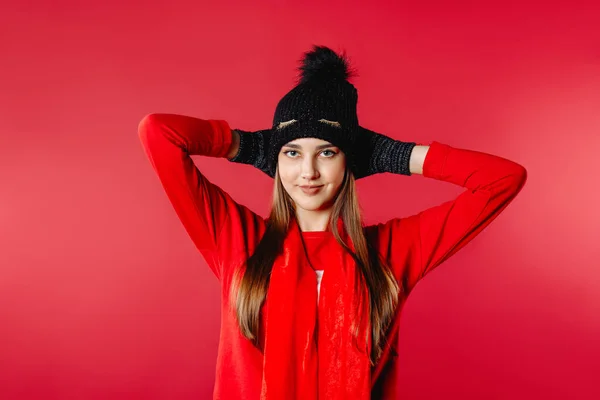 Retrato Uma Menina Olhos Azuis Chapéu Inverno Luvas Fundo Vermelho — Fotografia de Stock