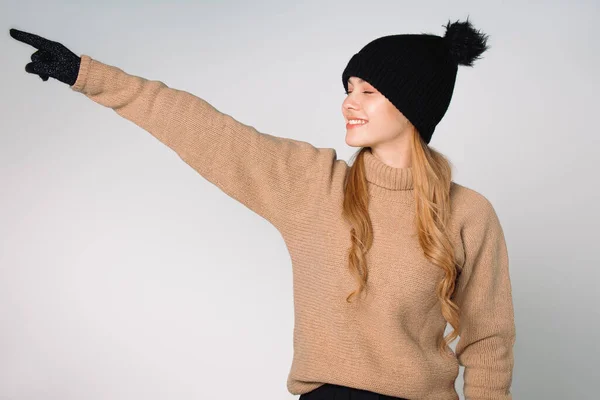 Blondin Svart Hatt Och Handskar Med Tvättad Hand Visar Något — Stockfoto