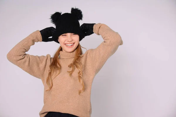 Νεαρή Κοπέλα Χαρούμενο Γέλιο Χειμωνιάτικο Καπέλο Και Γάντια Λευκό Φόντο — Φωτογραφία Αρχείου