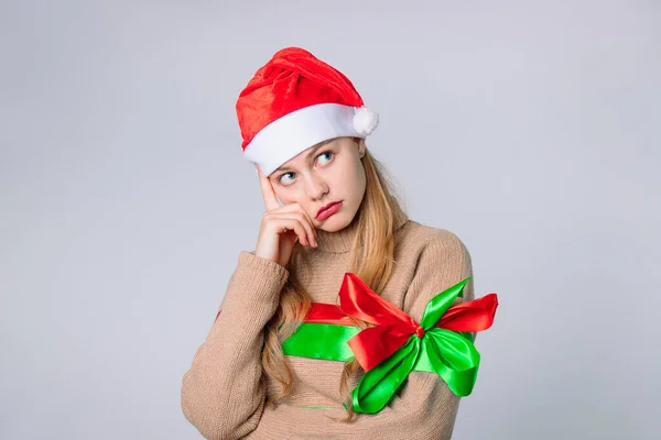 Uma Menina Pensativa Chapéu Papai Noel Roupas Inverno Olha Para — Fotografia de Stock