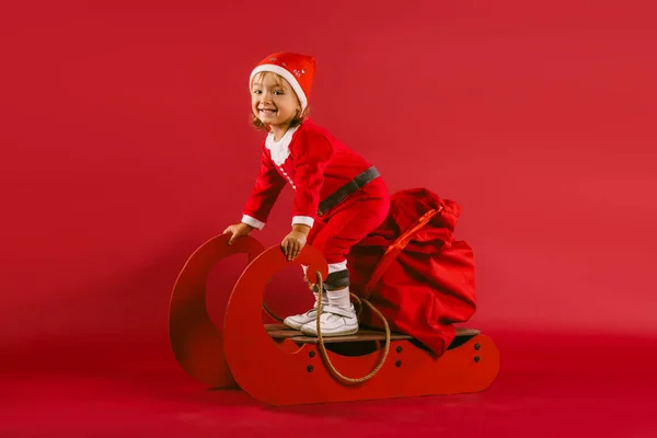 Animación Infantil Invierno Sobre Fondo Rojo Chica Con Una Bolsa — Foto de Stock