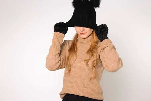 Ung Blondin Lurar Runt Vid Kameran Vinter Hatt Och Handskar — Stockfoto