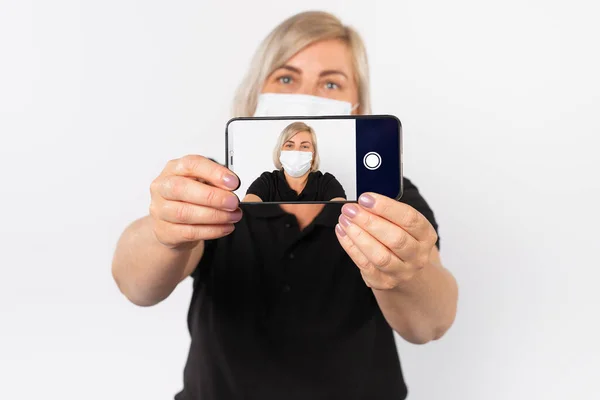 Äldre Kvinna Medicinsk Mask Tar Bilder Sig Själv Telefon Koncept — Stockfoto