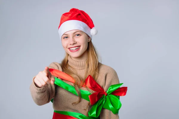 Noel Baba Şapkalı Mutlu Sarışın Gülüyor Kamerayı Işaret Ediyor Boş — Stok fotoğraf