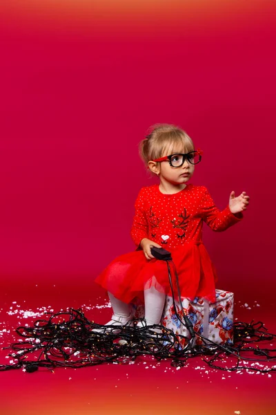 Una Niña Con Vestido Rojo Festivo Montón Guirnaldas Año Nuevo — Foto de Stock