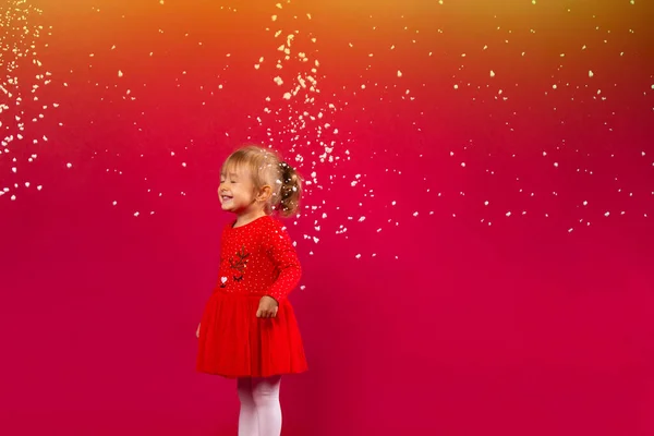 Felicidad Nieve Una Niña Con Vestido Rojo Está Feliz Que — Foto de Stock