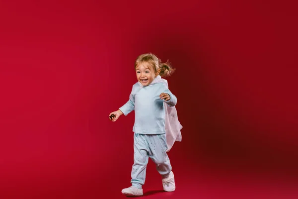 Una Chica Feliz Pijama Sobre Fondo Rojo Corre Sonríe Ampliamente — Foto de Stock