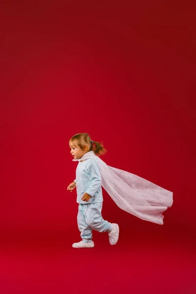 Las Niñas Pijama Azul Zapatillas Blancas Están Corriendo Derramando Capa — Foto de Stock