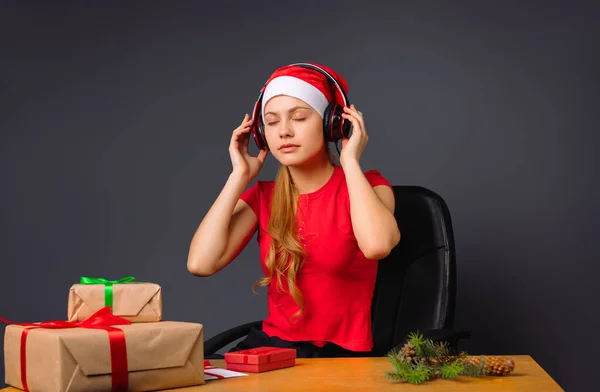 Эльфийская Девушка Слушает Музыку Закрытыми Наушниками Сидя Столом Рождественскими Подарками — стоковое фото