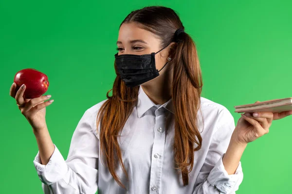 Uma Rapariga Mascarada Com Uma Camisa Branca Uma Maçã Numa — Fotografia de Stock