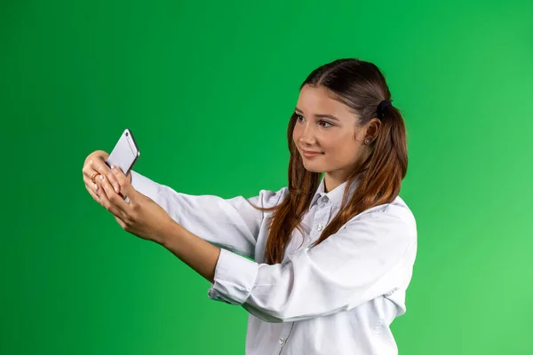 Современная Девушка Подросток Школьной Одежде Делает Селфи Мобильном Телефоне Зеленый — стоковое фото