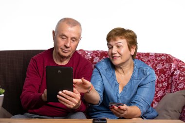 Tabletleri ve masada kredi kartı olan yaşlı çift. Çevrimiçi dağıtım ve elektrik faturaları için ödeme. Yüksek kalite fotoğraf