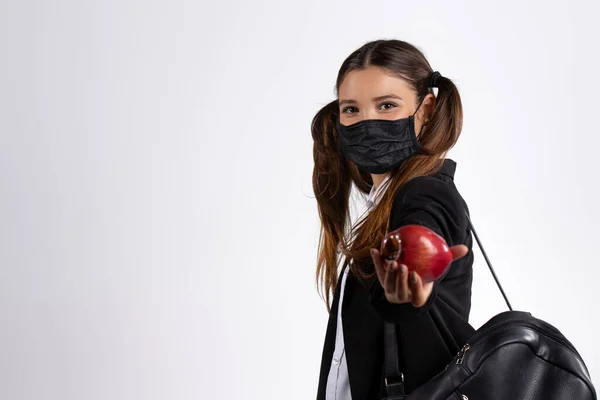 Uma Rapariga Uniforme Escolar Com Uma Maçã Mão Uma Máscara — Fotografia de Stock