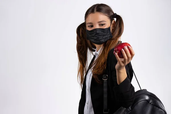 Schülerin Schuluniform Mit Rotem Apfel Maske Auf Weißem Hintergrund Mit — Stockfoto