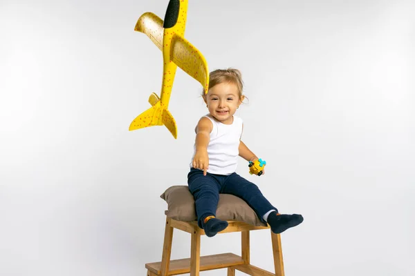 Una Chica Feliz Sienta Taburete Grande Comienza Avión Amarillo Concepto — Foto de Stock