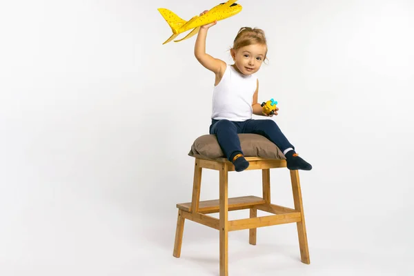 Una Niña Está Sentada Taburete Grande Con Plano Amarillo Las — Foto de Stock