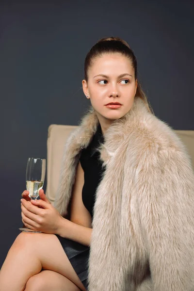 Porträtt Affärskvinna Som Sitter Stol Päls Med Ett Glas Champagne — Stockfoto