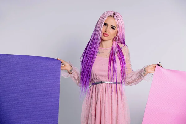 Menina Triste Com Cabelo Rosa Vestido Com Dois Tapetes Ioga — Fotografia de Stock