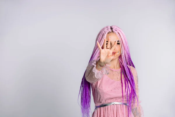Menina Moda Com Tranças Rosa Estendeu Mão Para Frente Para — Fotografia de Stock