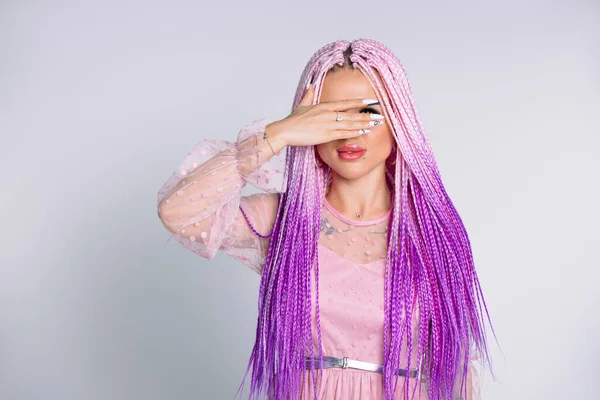 Jovem Moderna Hipster Menina Com Cabelos Longos Rosa Posando Para — Fotografia de Stock