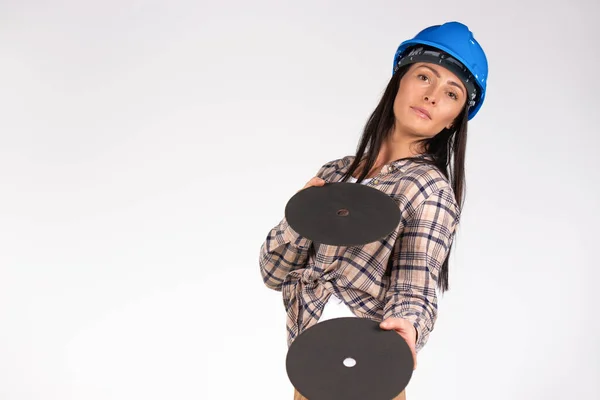 Una Mujer Con Sombrero Duro Posa Sobre Fondo Blanco Con —  Fotos de Stock