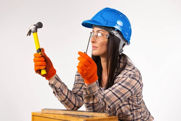 Jämställdhet Och Feminism Flicka Hatt Och Skyddsglasögon Med Hammare Och — Stockfoto