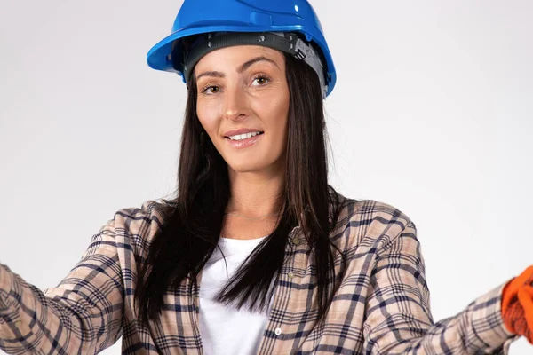 Retrato Jovem Handywoman Chapéu Duro Isolado Branco Estereótipos Género Foto — Fotografia de Stock